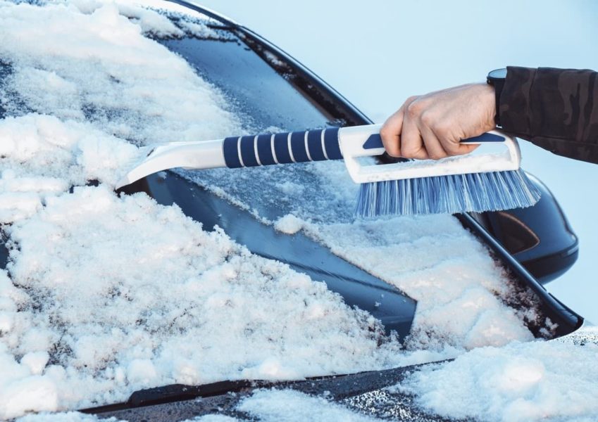 Как выбрать автомобильную щетку для очистки снега?