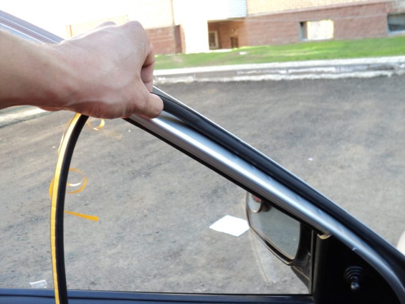 Как поклеить новую резинку на дверь автомобиля