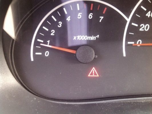 Восклицательный знак на приборке у Приоры