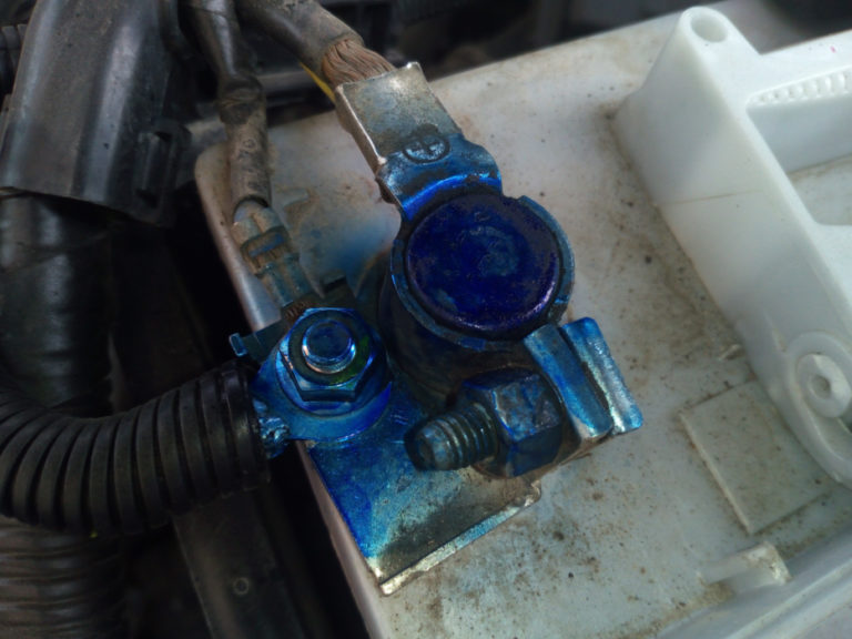 Особенность обслуживания аккумулятора - как защитить его от окисления