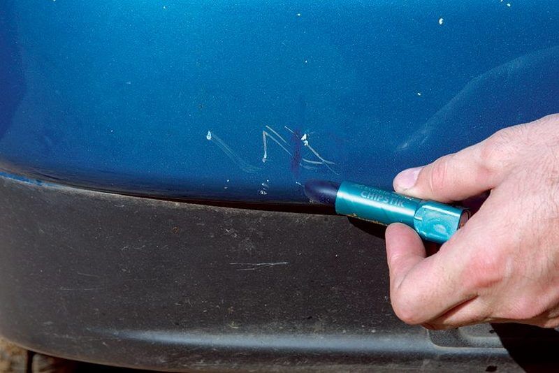 Как заделать сколы краски на автомобиле